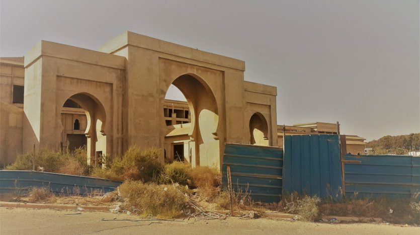 Founty, sector B, on the edge of Oued Lahouar. Double malaise for this site on several acres, never finished. It not only represents a major nuisance for the neighborhood, but with its east facade it blocks the unique line of sight that the town's visitors arriving via the East-West Bar could benefit from, coming from the Route de Marrakech. This would be a no go in other cities of the same rank.