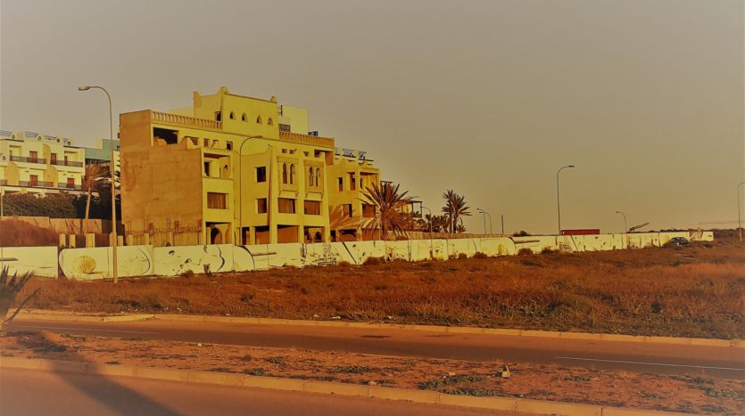 R+2.5 storey ruin. This never-finished building blocks the western view for guests of hotels located uphill and in particular those of the very appreciated Flatotel. The dilapidated site fence cuts off the sidewalk, forcing passers-by to pass dangerously on the roadway.