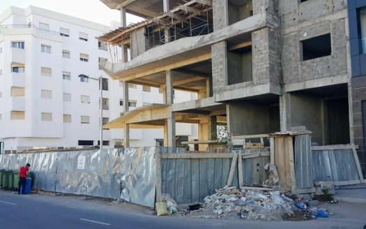 The work on the building site stopped in, Nauseating odors, large piles of garbage and rubble. The lame fence swallows the sidewalk and even the roadway. Dangerous at an intersection with heavy traffic, in the middle of a residential area and a few meters from the Lycée Inernational and another school.